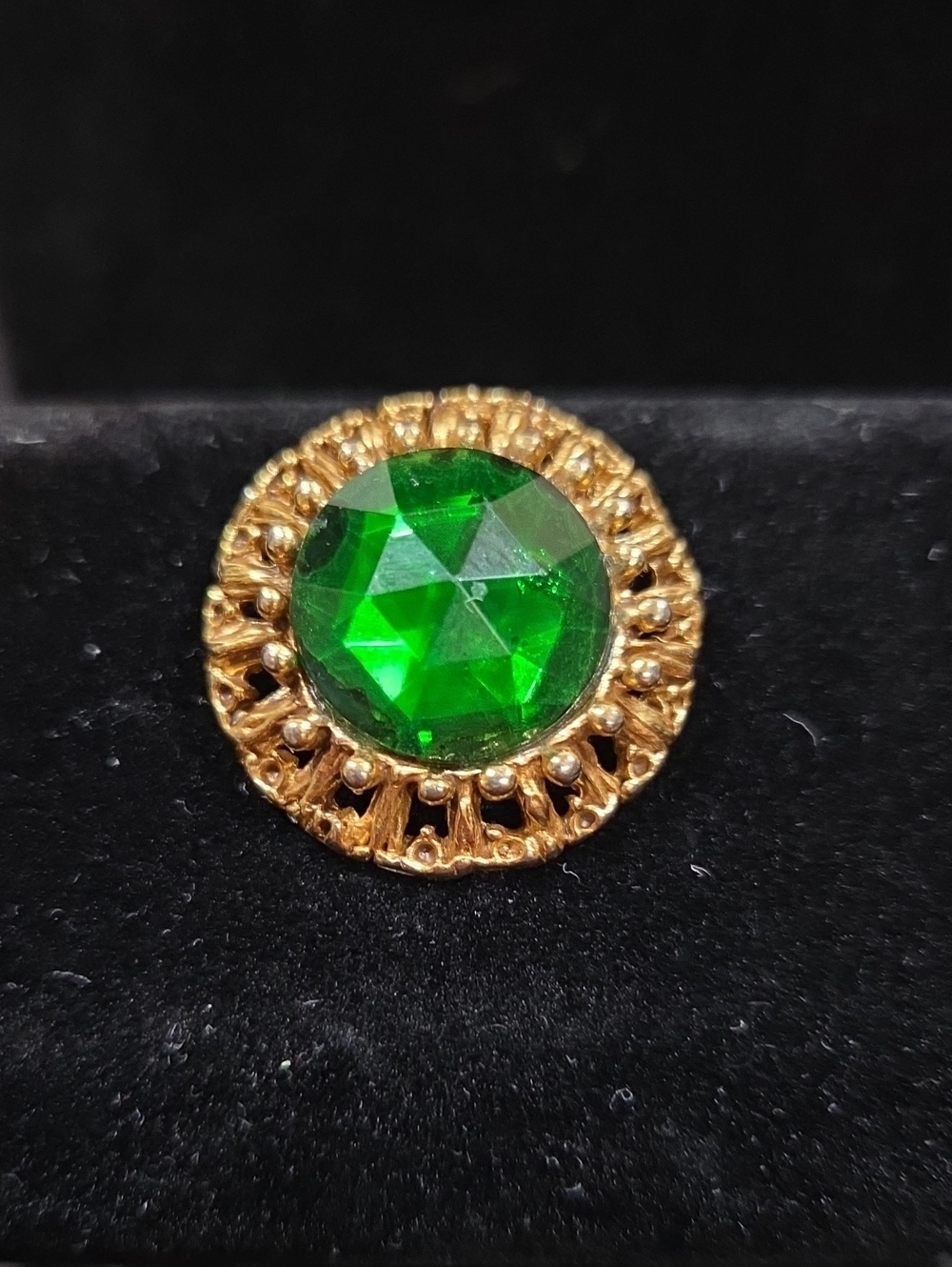 VINTAGE GOLD PLATED FILIGREE BROOCH WITH GREEN GLASS FACETED CENTER
